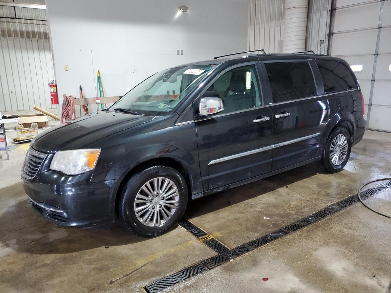 York Haven, PA에서 판매 중인 2014 Chrysler Town & Country Touring L - Side