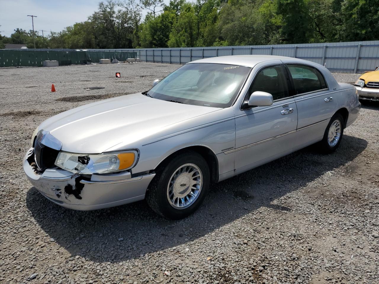 Riverview, FL에서 판매 중인 2002 Lincoln Town Car Signature - Front End