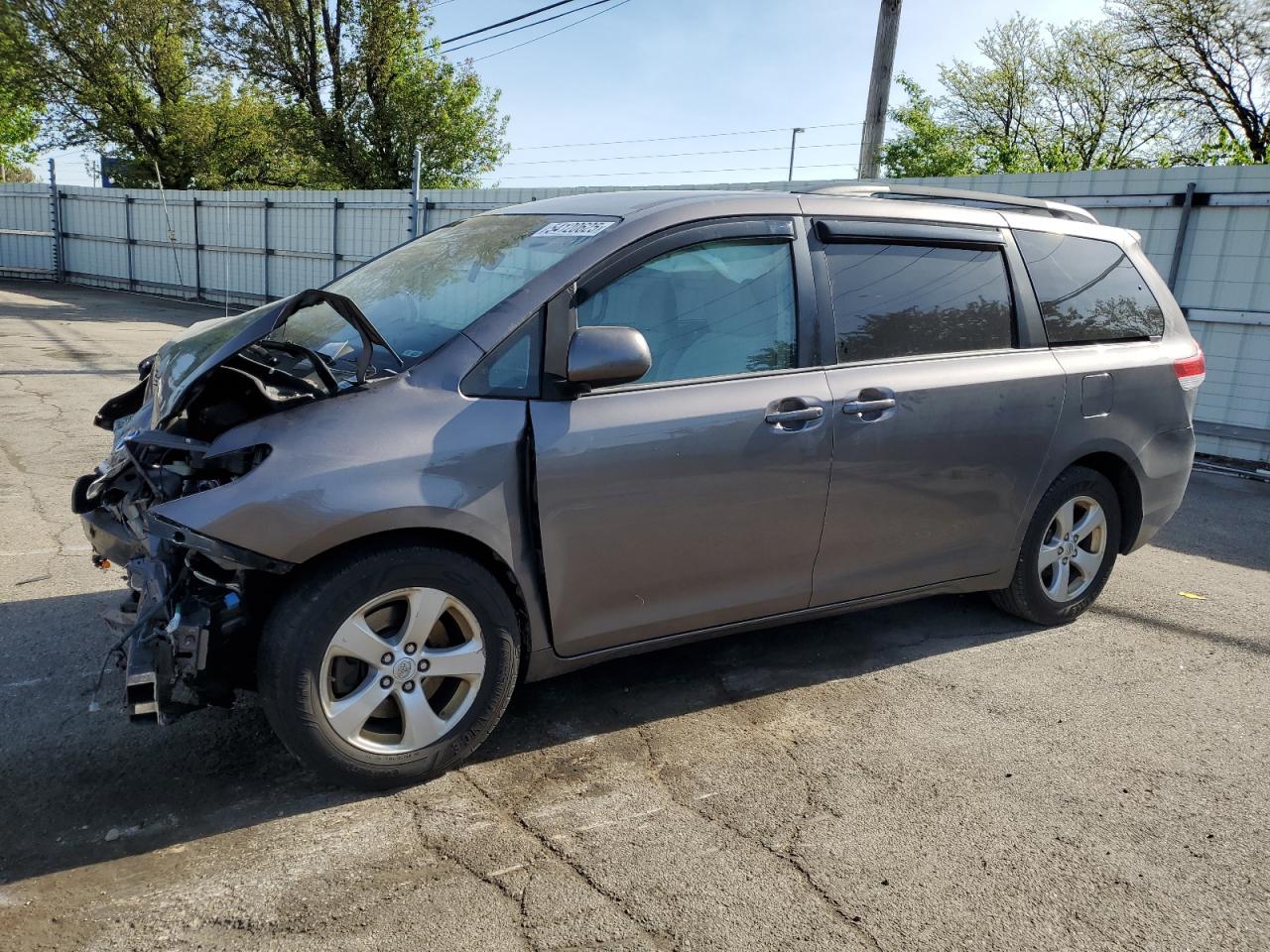 2013 Toyota Sienna Le продається в Moraine, OH - All Over