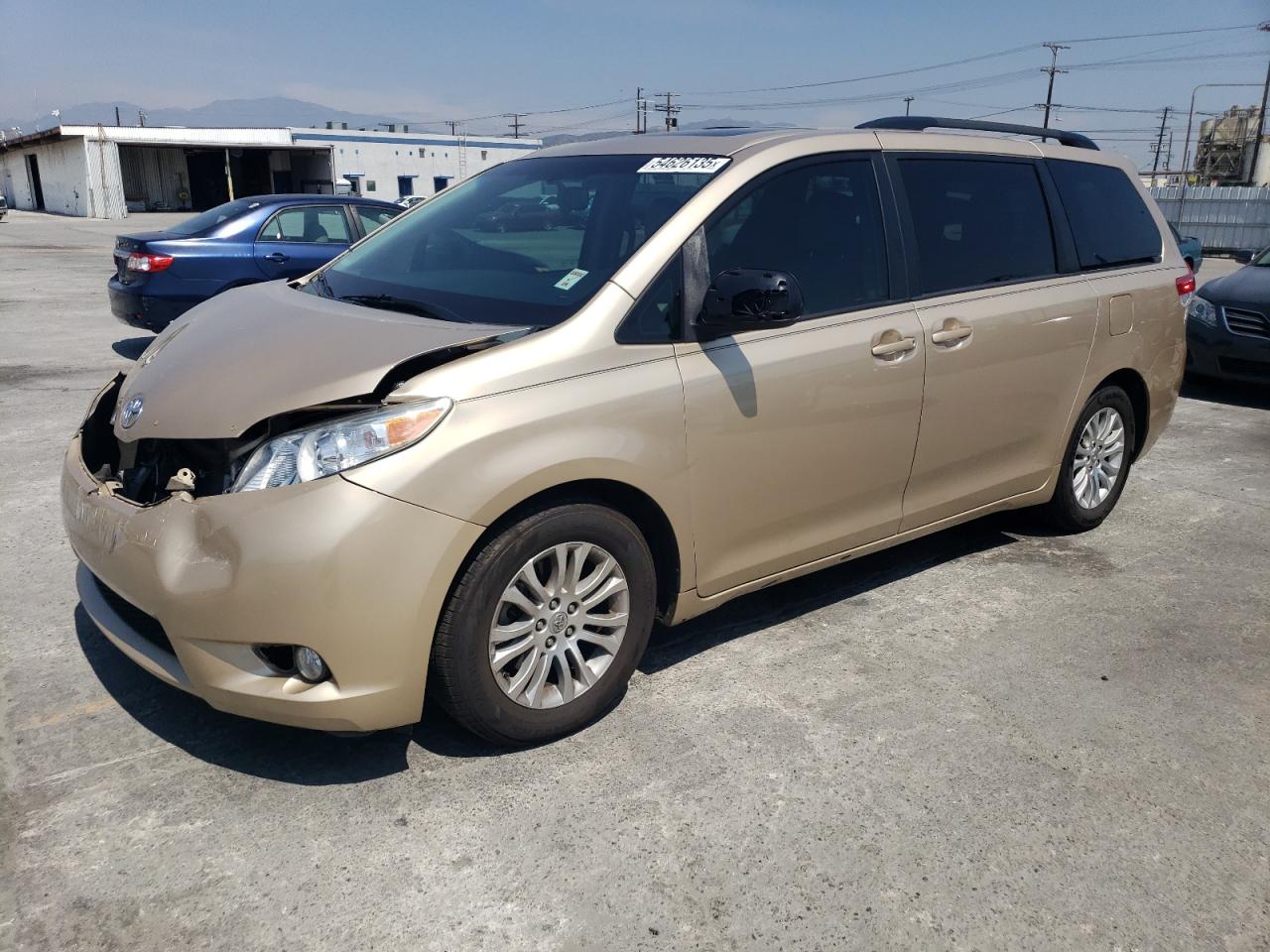 2013 Toyota Sienna Xle for Sale in Sun Valley, CA - Front End