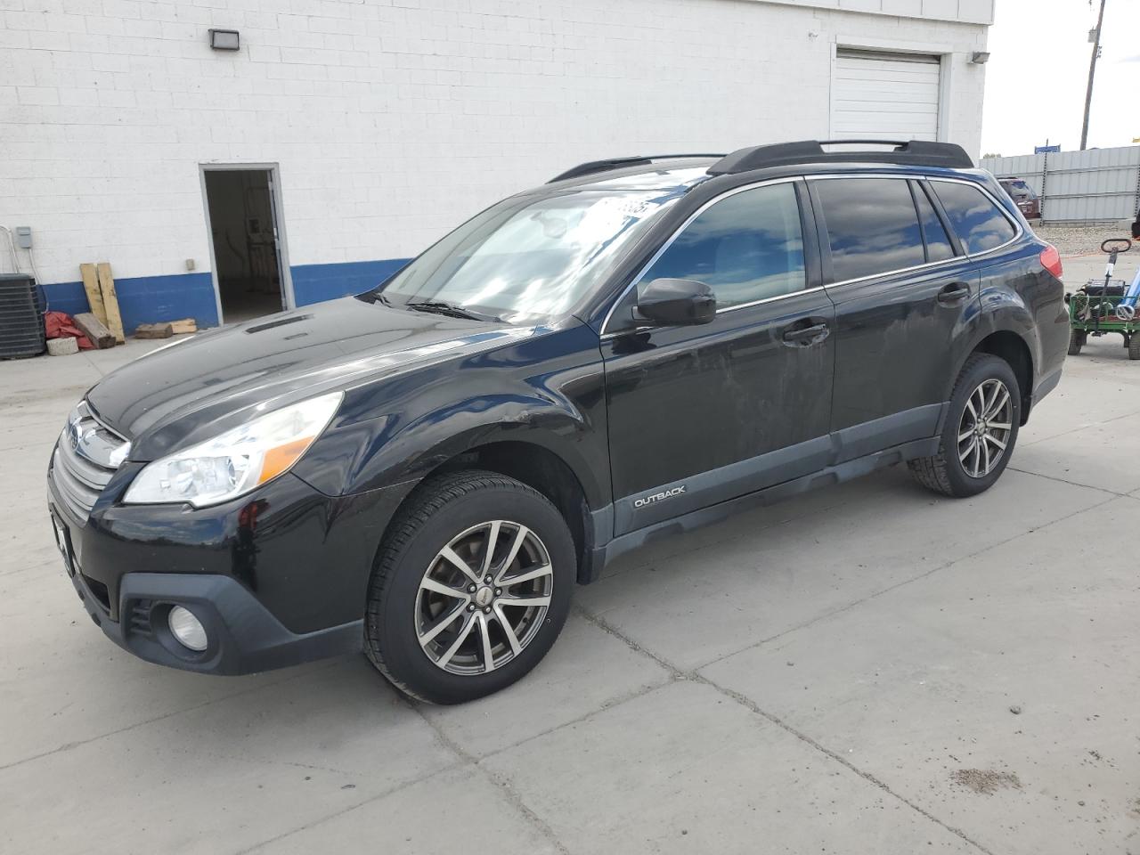 Farr West, UT에서 판매 중인 2014 Subaru Outback 2.5I Premium - Rear End