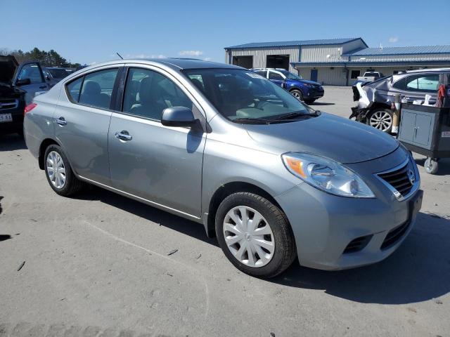 Седани NISSAN VERSA 2014 Сріблястий