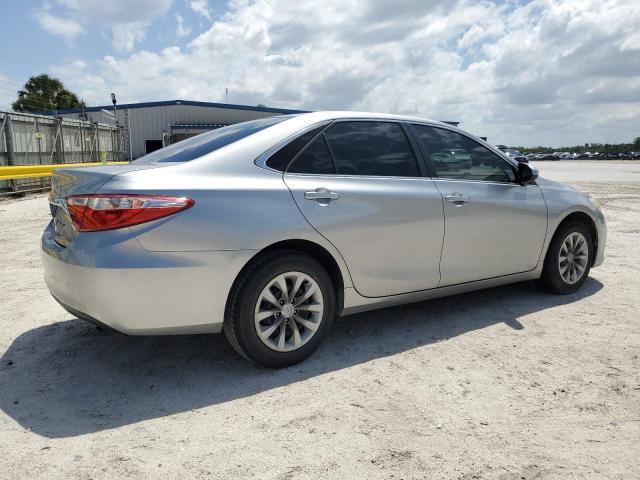  TOYOTA CAMRY 2017 Srebrny