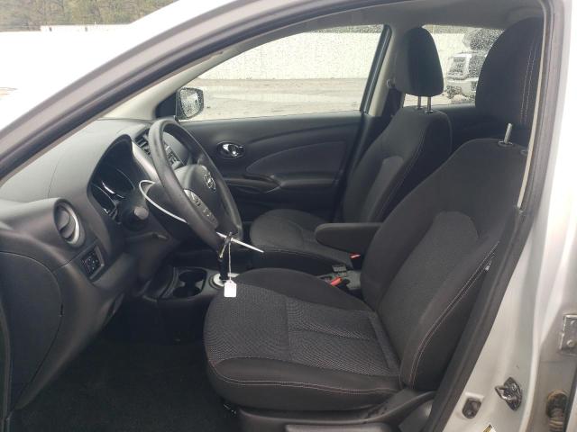 Sedans NISSAN VERSA 2015 Srebrny