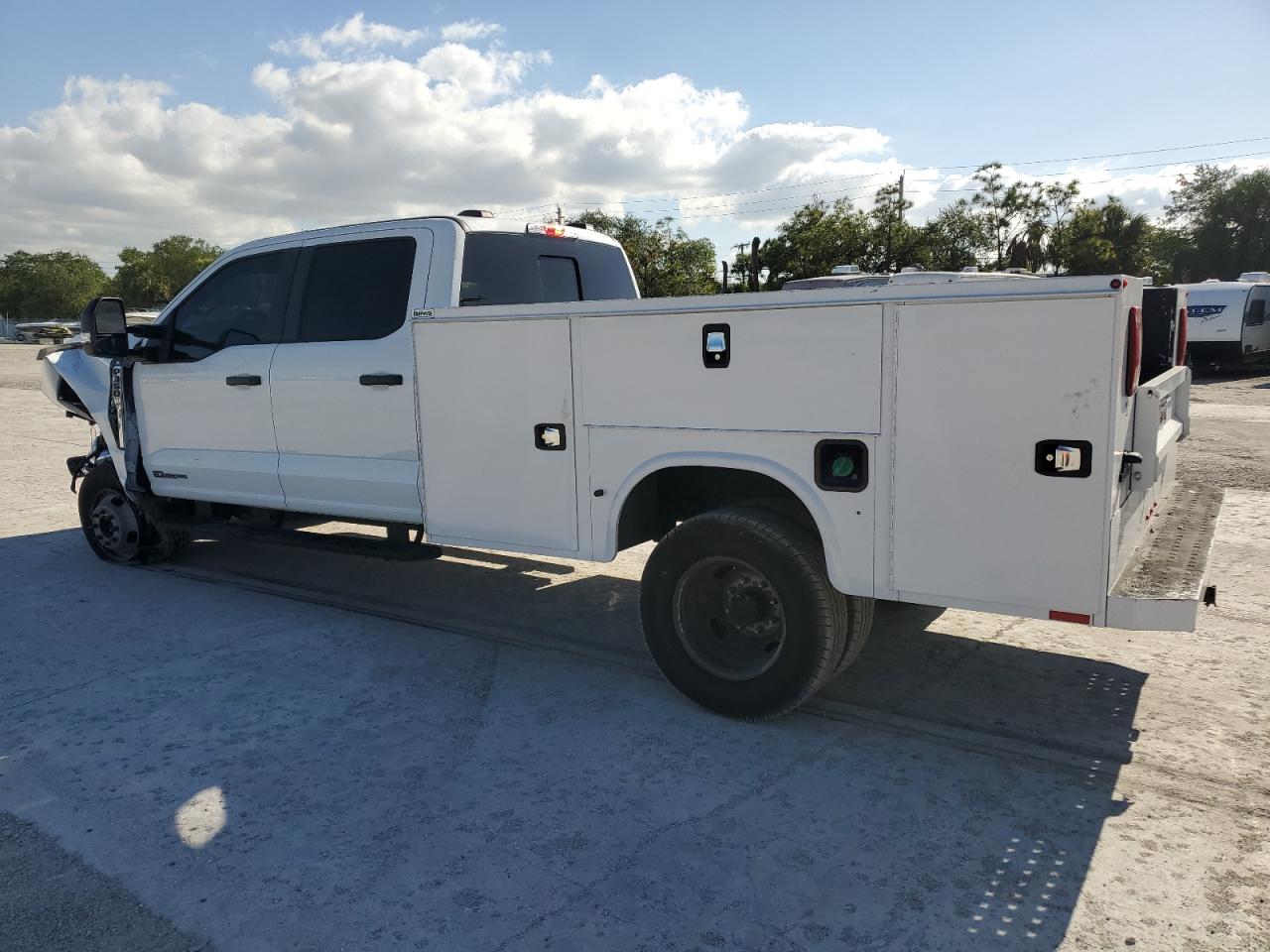 2024 Ford F350 Super Duty white null diesel 1FD8W3HT7REC37386 photo #3