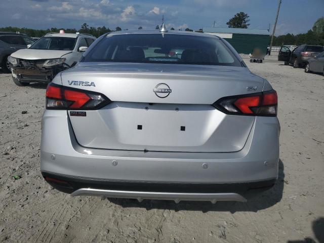  NISSAN VERSA 2024 Srebrny