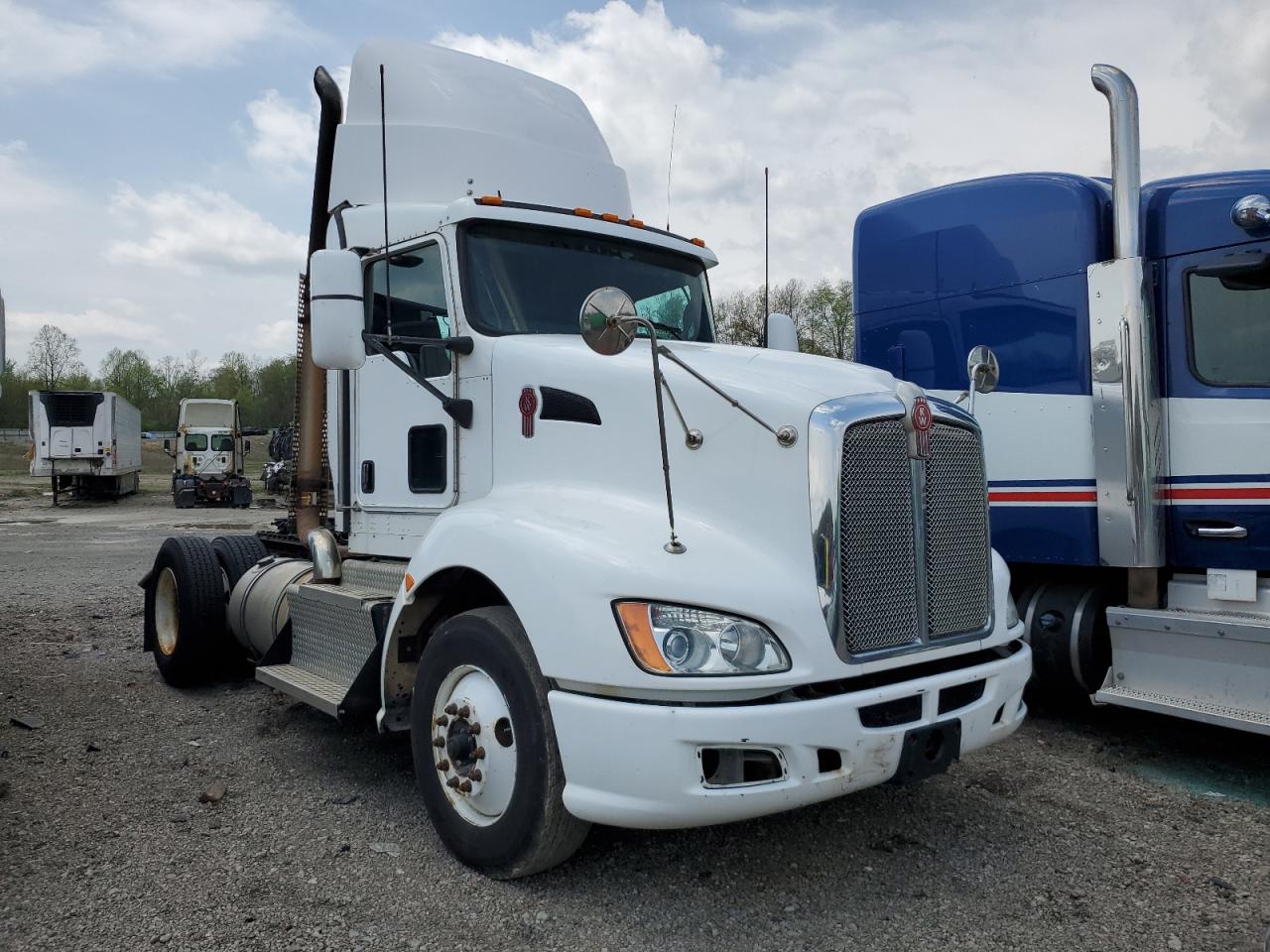 2013 Kenworth T660 Semi Truck for Sale in Ellwood City, PA - Minor Dent/Scratches