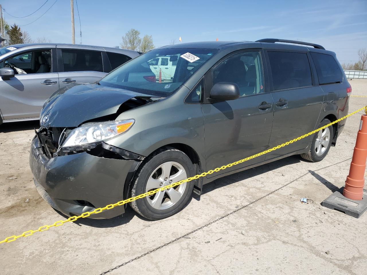 2014 Toyota Sienna იყიდება Pekin-ში, IL - Front End