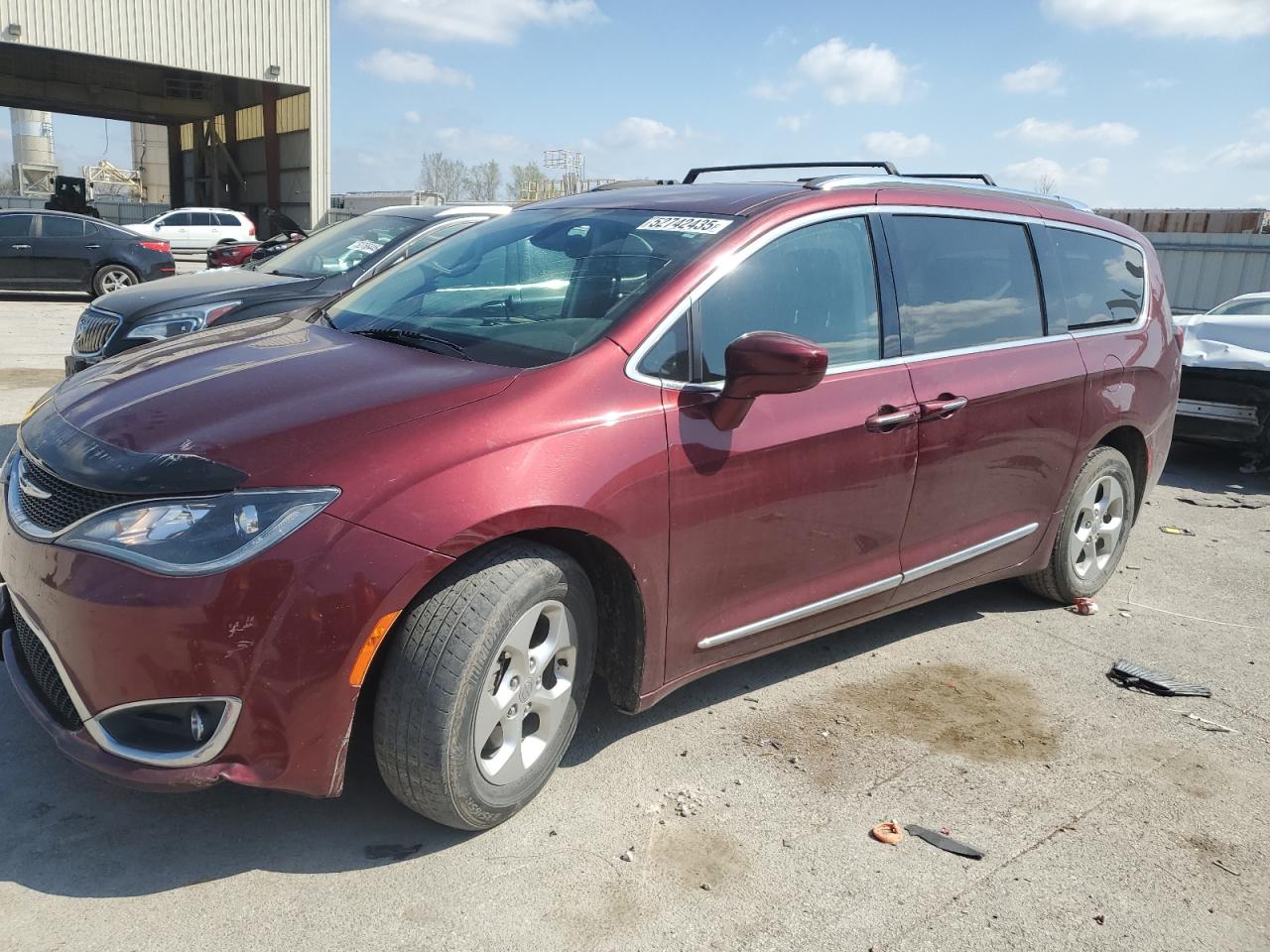 2017 Chrysler Pacifica Touring L Plus იყიდება Kansas City-ში, KS - Front End