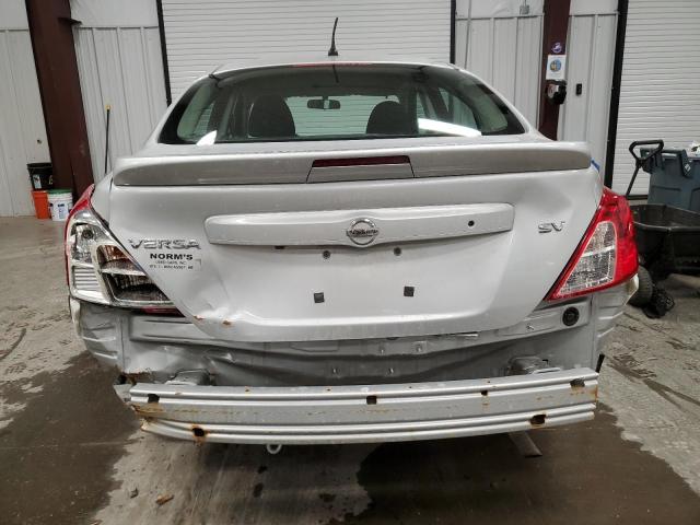  NISSAN VERSA 2019 Srebrny