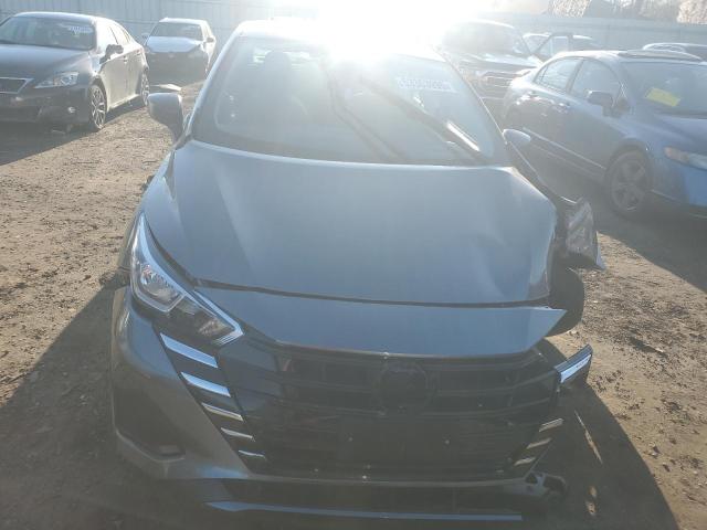  NISSAN VERSA 2024 Szary