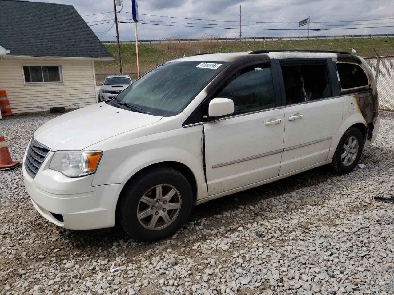 Northfield, OH에서 판매 중인 2010 Chrysler Town & Country Touring - Burn
