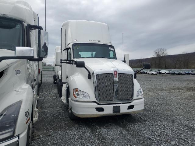 2015 Kenworth T680 Semi Truck