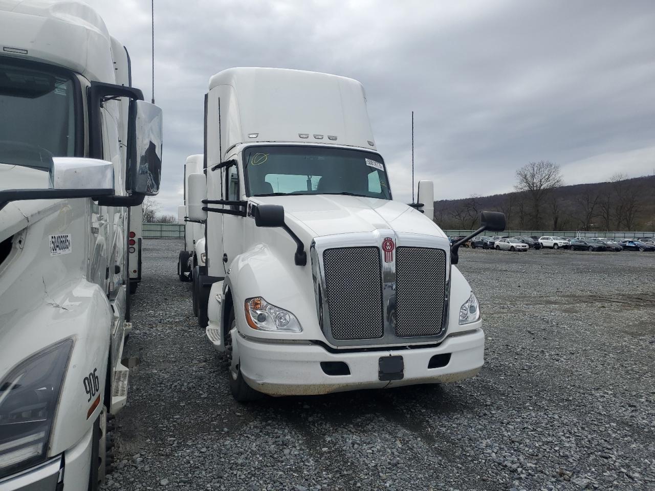 Grantville, PA에서 판매 중인 2015 Kenworth T680 Semi Truck - Normal Wear