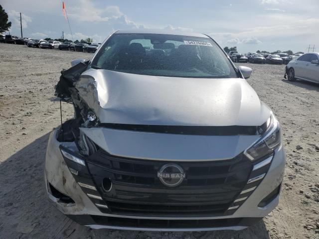  NISSAN VERSA 2024 Srebrny