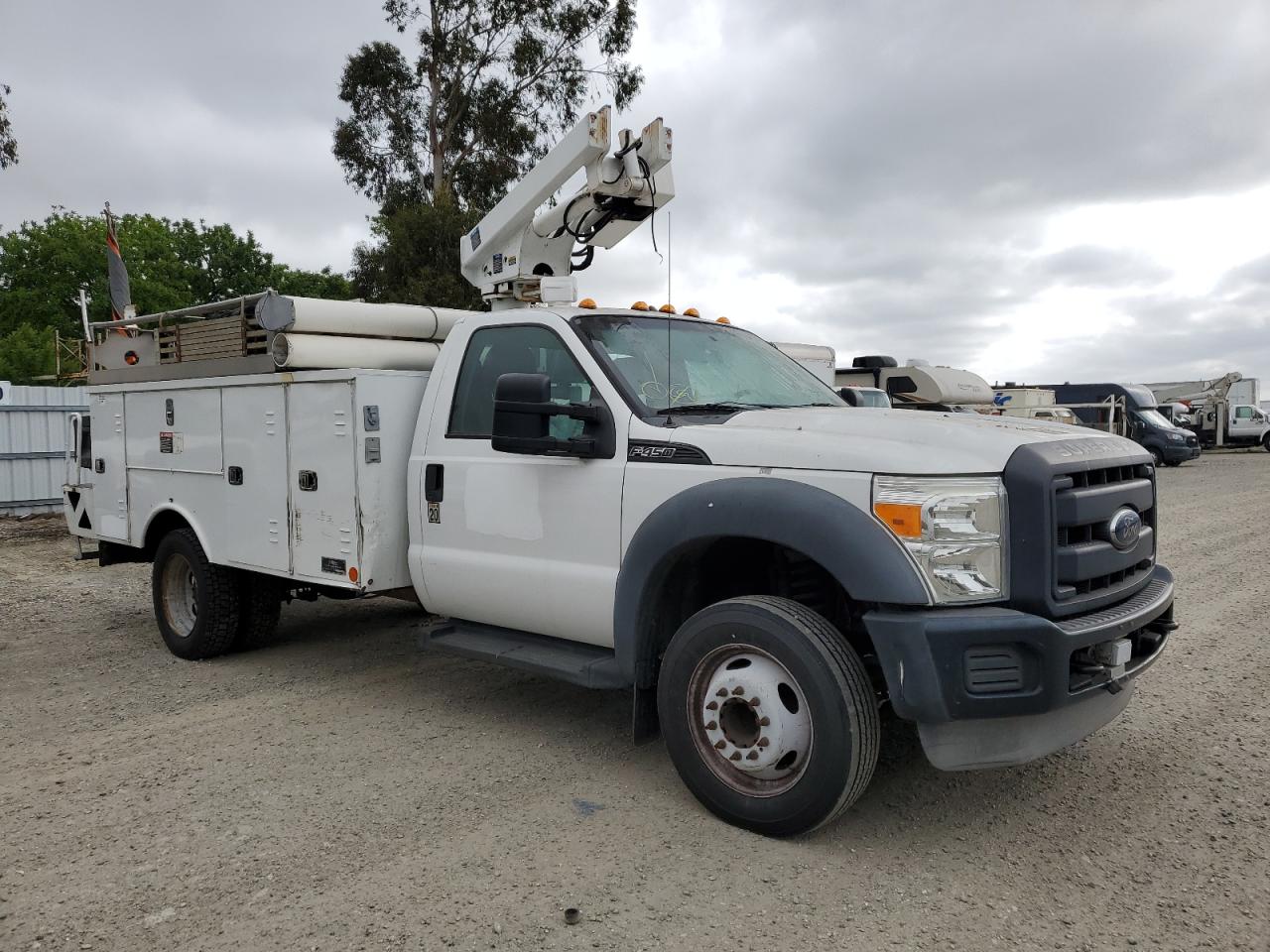 Martinez, CA에서 판매 중인 2012 Ford F450 Super Duty Bucket Truck - Minor Dent/Scratches