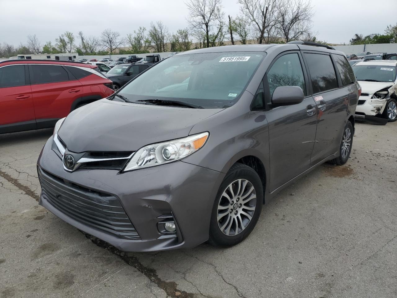 2019 Toyota Sienna Xle for Sale in Bridgeton, MO - Rear End