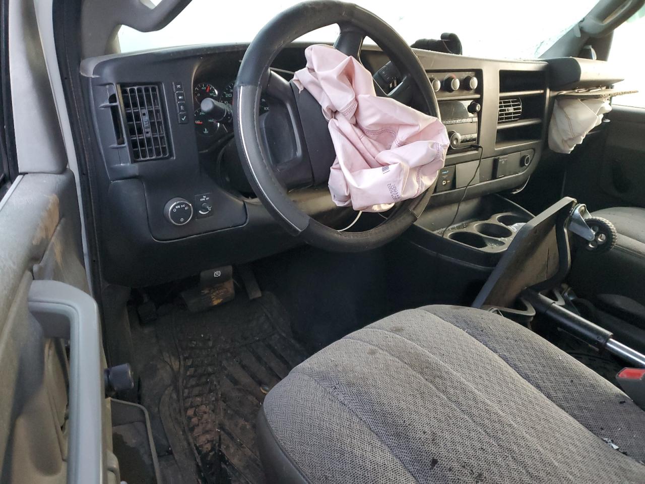 2016 Chevrolet Express - Image 8
