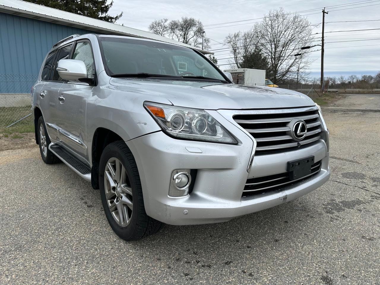 2013 Lexus Lx 570 продається в North Billerica, MA - Normal Wear