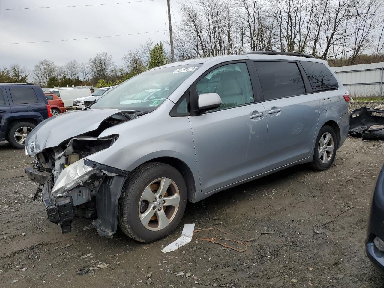 2016 Toyota Sienna Le for Sale in Windsor, NJ - Front End