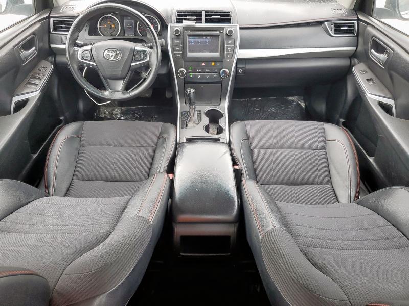 Sedans TOYOTA CAMRY 2017 Srebrny