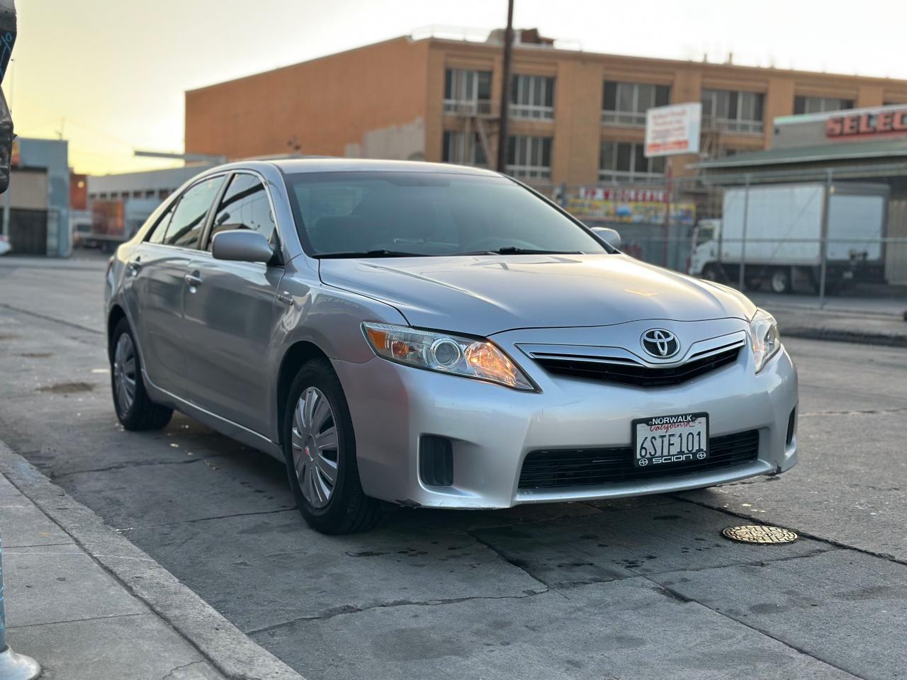 2011 Toyota Camry Hybrid for Sale in Sun Valley, CA - Minor Dent/Scratches
