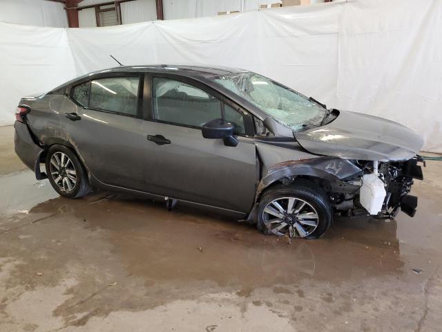  NISSAN VERSA 2024 Szary