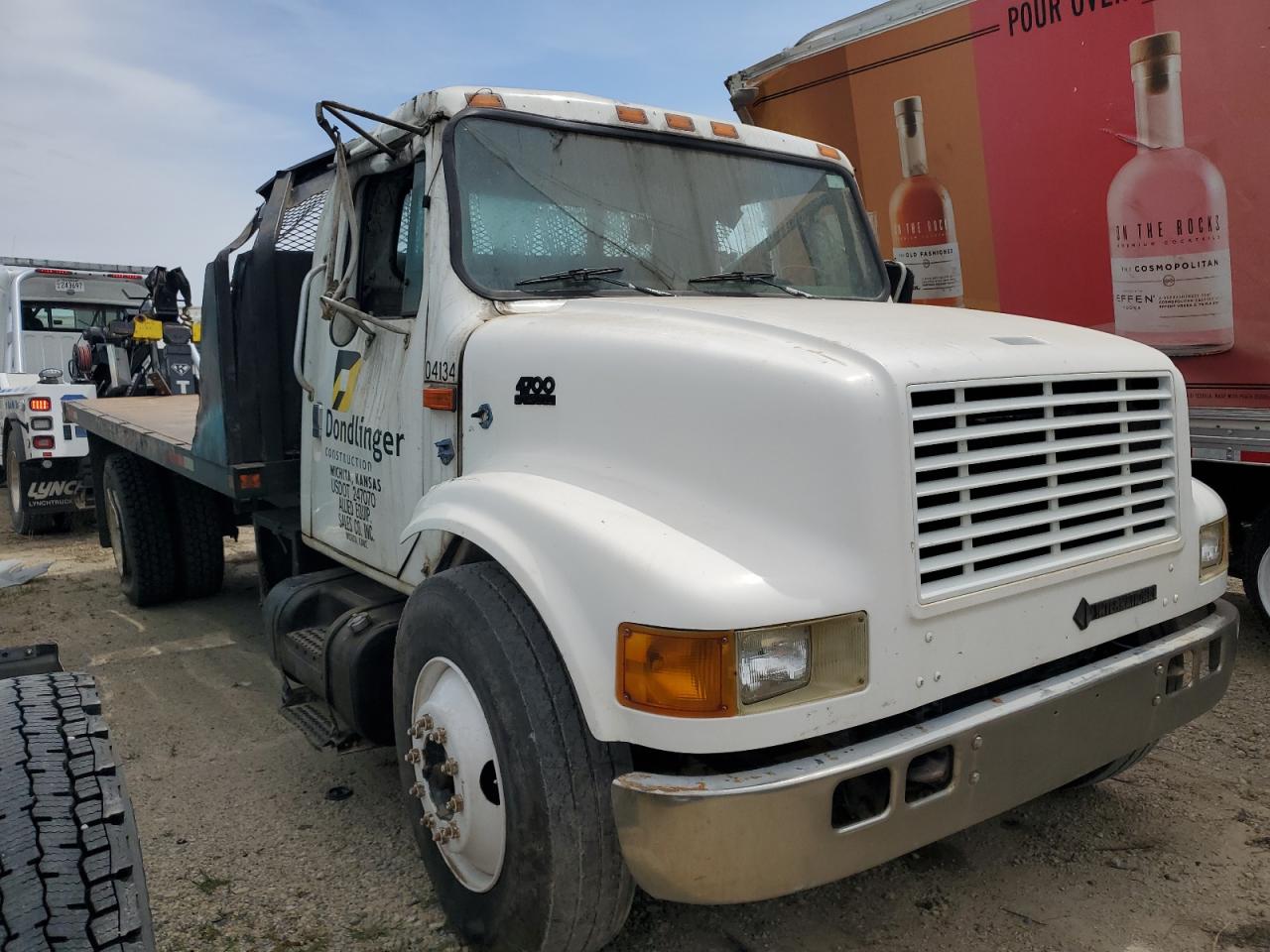 1999 International 4700 Flatbed Truck იყიდება Wichita-ში, KS - Rollover