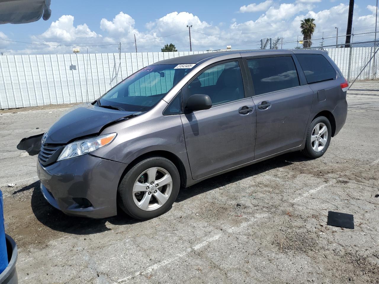 2014 Toyota Sienna იყიდება Van Nuys-ში, CA - Front End