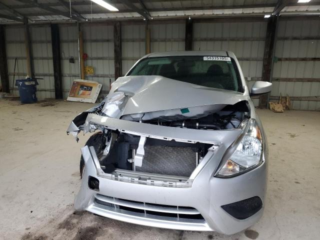  NISSAN VERSA 2018 Srebrny