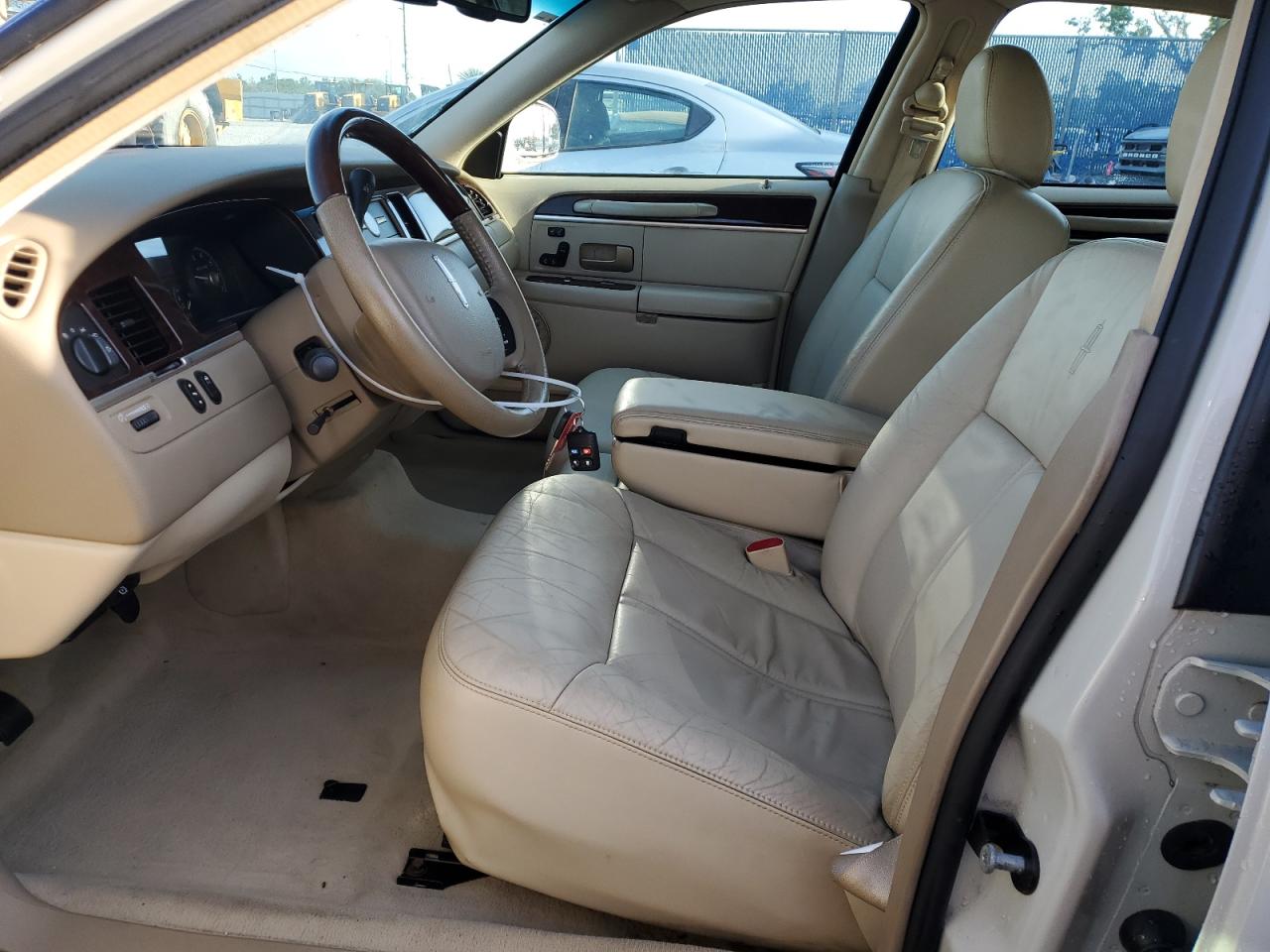 2006 Lincoln Town Car Signature Limited VIN: 1LNHM82W56Y606875 Lot: 52411045