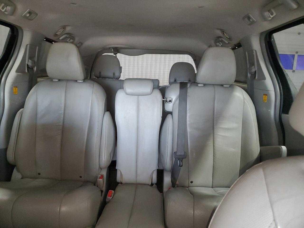 2012 Toyota Sienna - Image 10