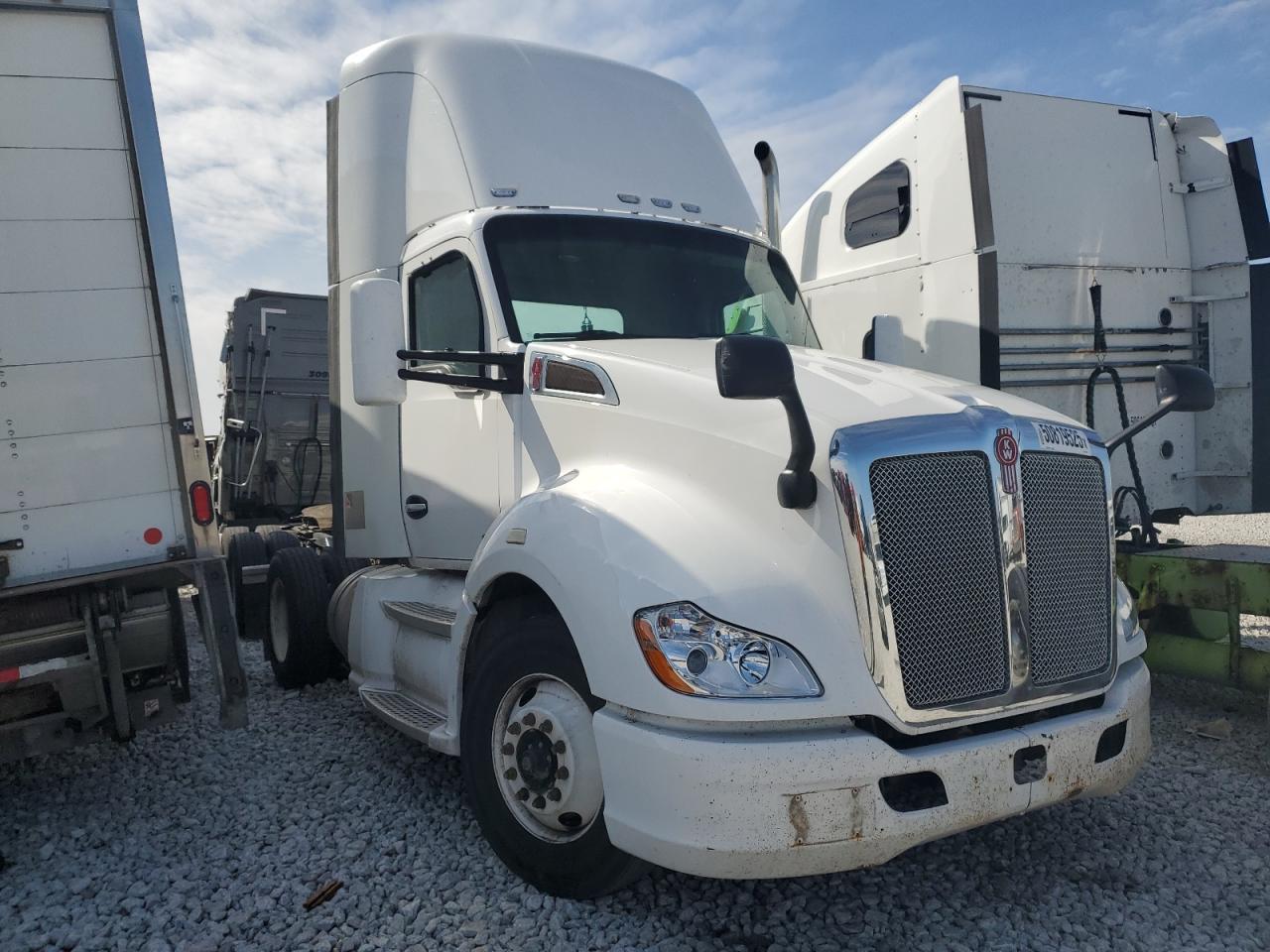 2015 Kenworth T680 Semi Truck zu verkaufen in Greenwood, NE - Minor Dent/Scratches