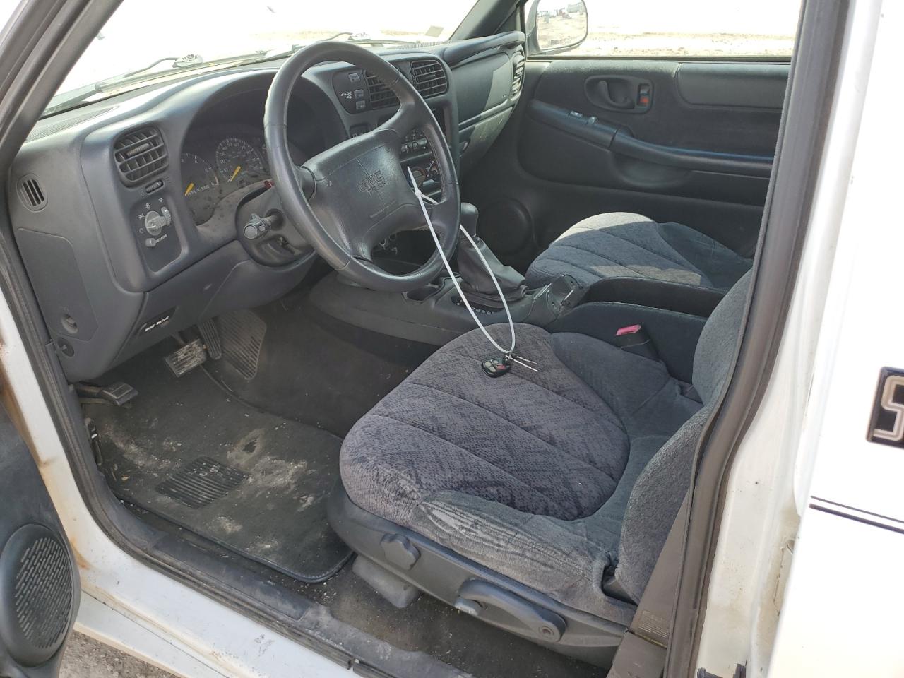1998 GMC Jimmy VIN: 1GKDT13W9W2548482 Lot: 53700445