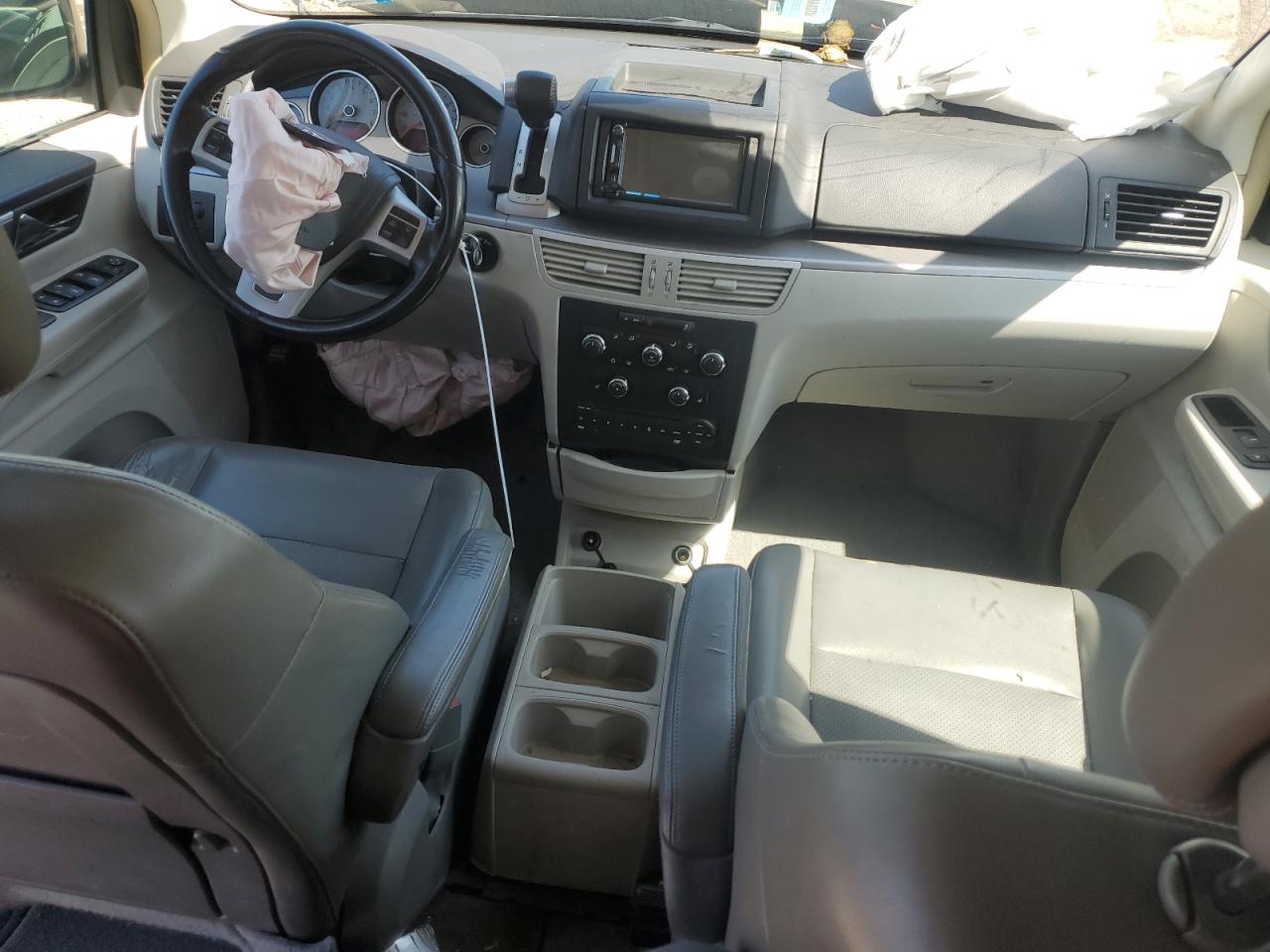 2011 Volkswagen Routan - Image 8