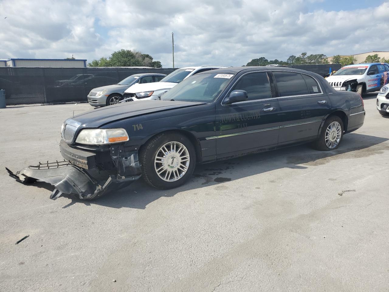 2007 Lincoln Town Car Signature Long Wheelbase للبيع في Orlando، FL - Front End