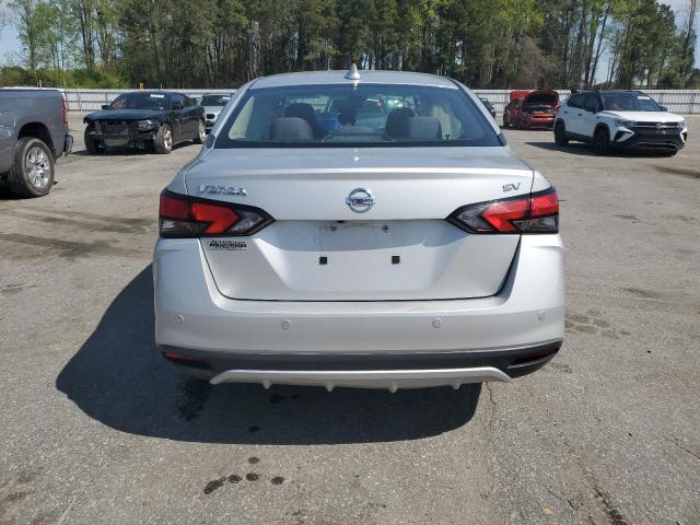  NISSAN VERSA 2021 Srebrny