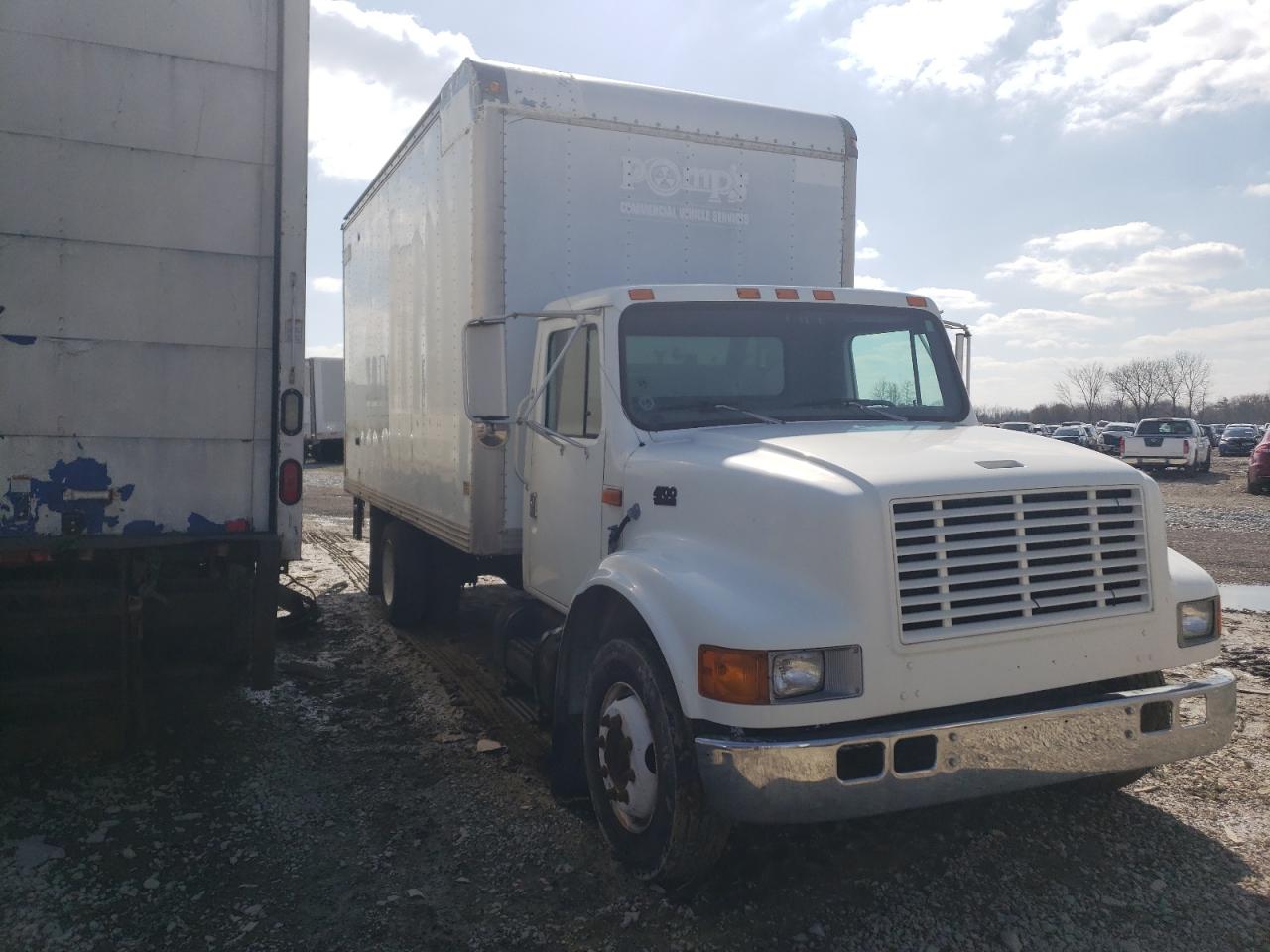 1997 International 4700 Box Truck en Venta en Cicero, IN - Side