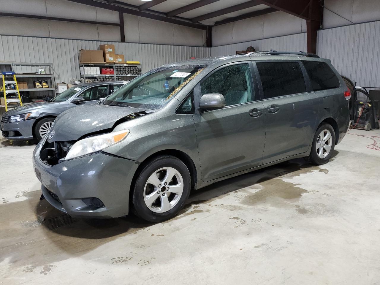 2012 Toyota Sienna Le for Sale in Chambersburg, PA - Front End