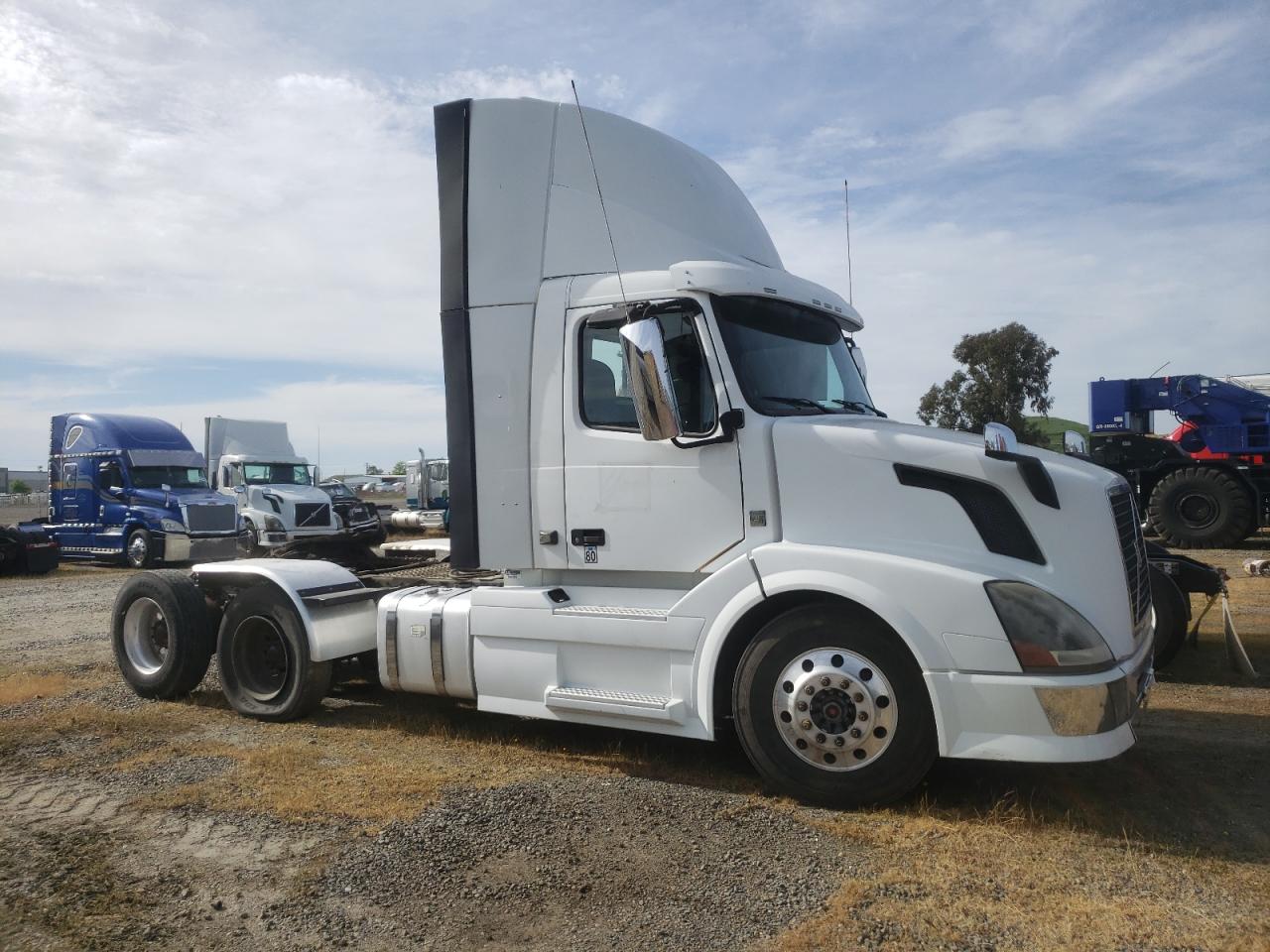 Sacramento, CA에서 판매 중인 2015 Volvo Vnl Semi Truck - Minor Dent/Scratches