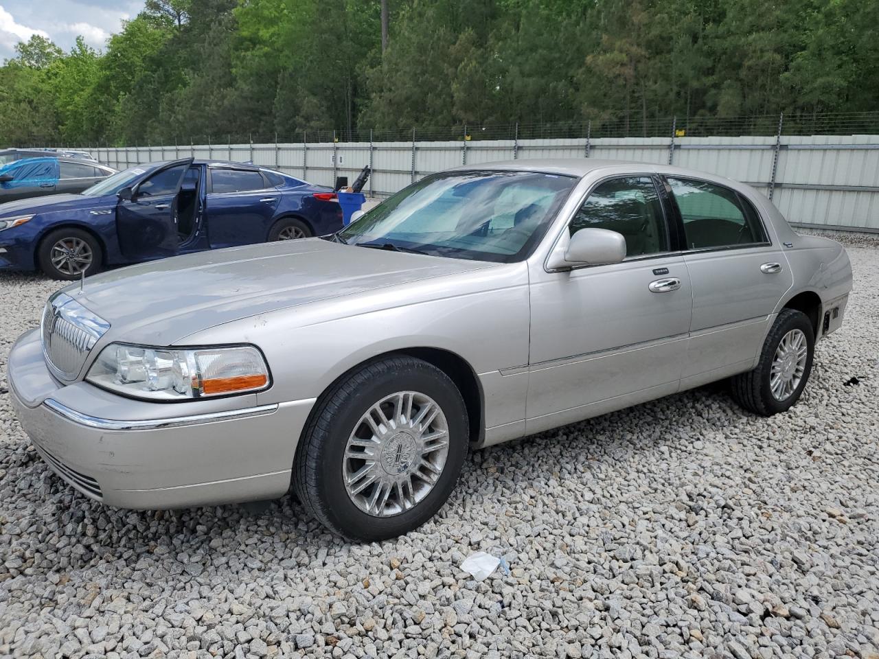2008 Lincoln Town Car Signature Limited for Sale in Ellenwood, GA - Rear End