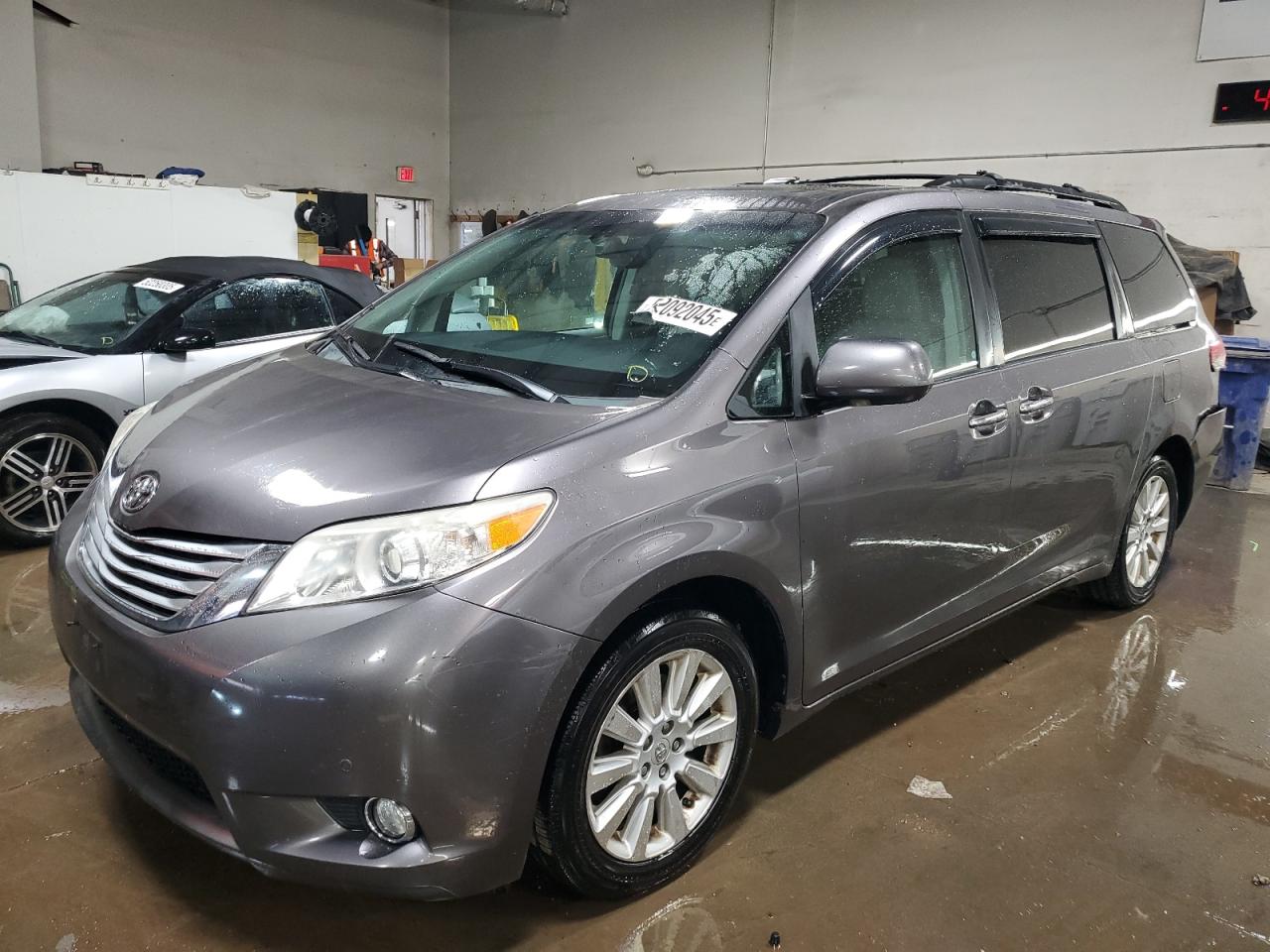 2011 Toyota Sienna Xle na sprzedaż w Elgin, IL - Rear End