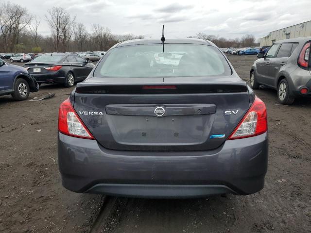 Седани NISSAN VERSA 2015 Сірий