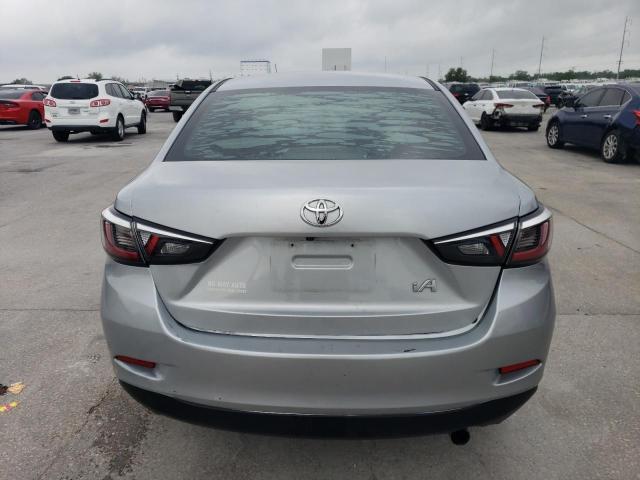 Седаны TOYOTA YARIS 2017 Серебристый