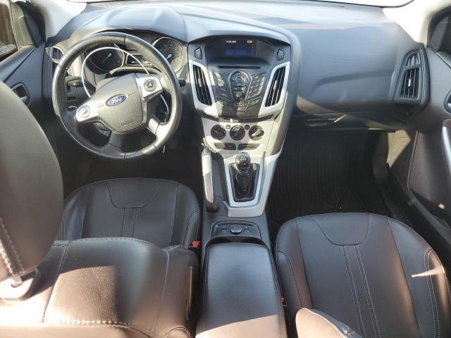 Sedans FORD FOCUS 2014 Czerwony