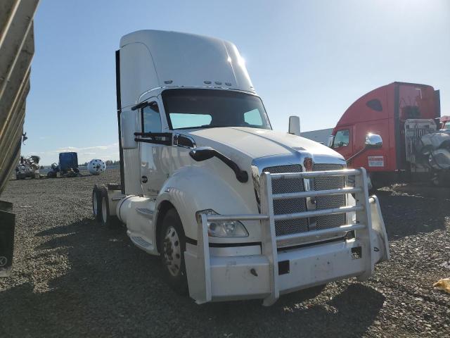 2017 Kenworth T680 Semi Truck
