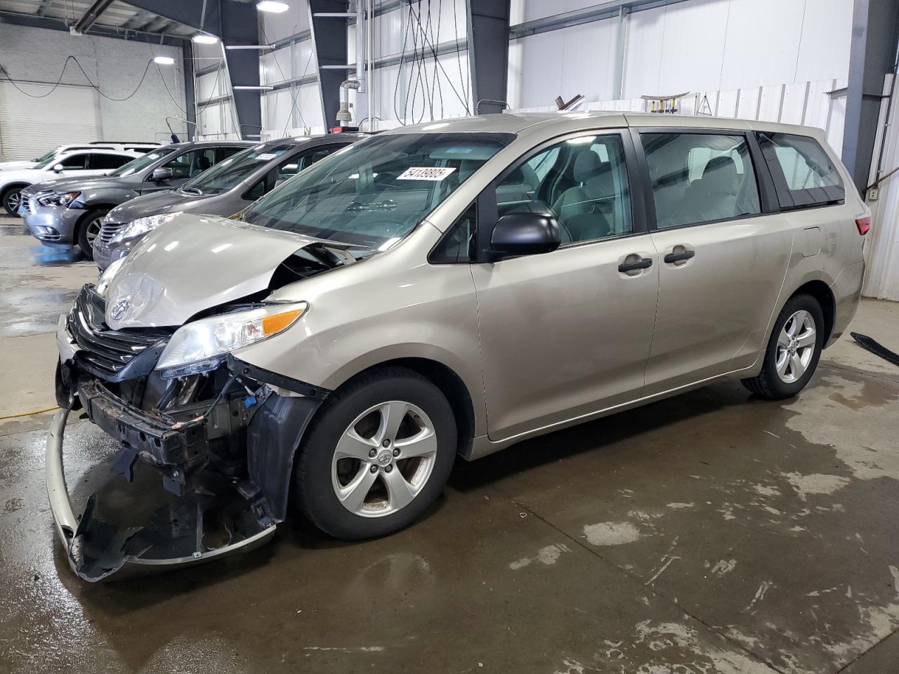 2015 Toyota Sienna იყიდება Ham Lake-ში, MN - Front End