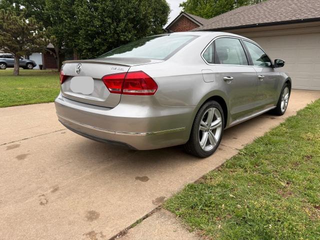Седаны VOLKSWAGEN PASSAT 2014 Серебристый