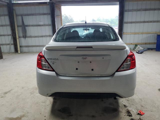  NISSAN VERSA 2018 Srebrny