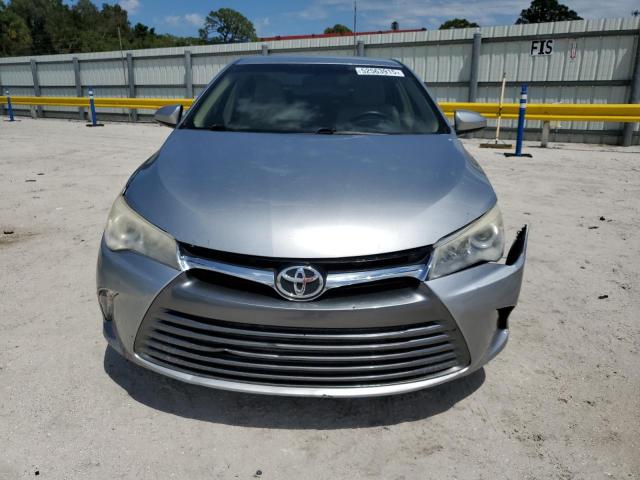  TOYOTA CAMRY 2017 Srebrny